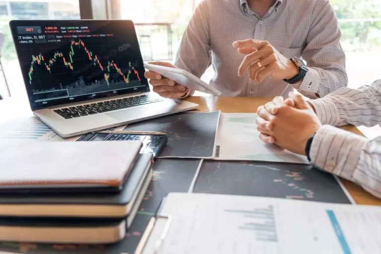 what is a proprietary trader